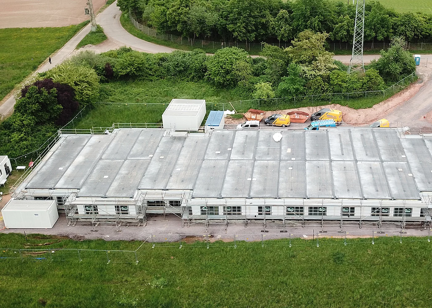 Drohnenaufnahme von neuem Modulgebäude seitlich