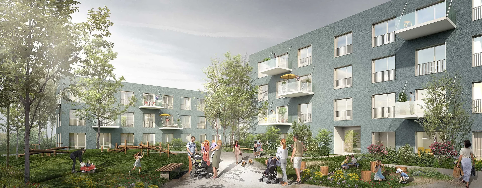 Gebäude mit blauer Fassade, Balkone belebt von Menschen. Im Vordergrund spielen Kinder, Eltern schieben Kinderwagen. Der Garten ist mit Bäumen, Blumen und Sitzbänken gestaltet.