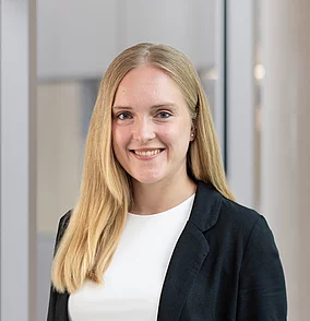 Porträt von Tamara Schmitz in schwarzem Blazer