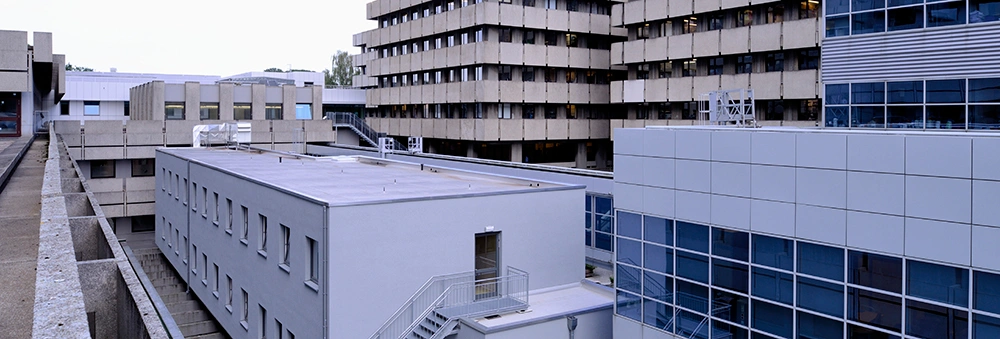 Modulgebäude im Innenhof eines großen Universitäts- oder Klinikkomplexes aus der Vogelperspektive