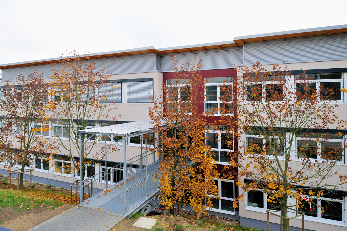 [Translate to Deutsch (CH):] Neubau Schulgebäude Modulbauweise Christian-Wirth-Schule Usingen Aussenansicht